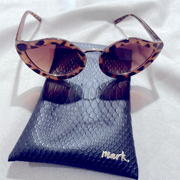 Mark by Avon Unusual Animal Print Cat Eye Women's Sunglasses and Pouch - Picture 4 of 7